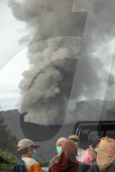 NEWS - Vulkan Bromo auf Java spuckt Asche