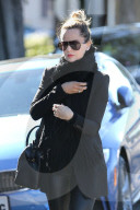 PEOPLE - Mena Survari dick eingepackt in Beverly Hills unterwegs