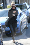 PEOPLE - Mena Survari dick eingepackt in Beverly Hills unterwegs