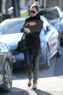 PEOPLE - Mena Survari dick eingepackt in Beverly Hills unterwegs