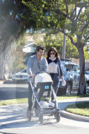 PEOPLE - Zooey Deschanel und Mann Jacob schieben Klein Elise durch die Nachbarschaft