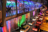 FEATURE - Thailand: Bunte Weihnachtsdekorationen in Bangkok