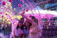 FEATURE - Thailand: Bunte Weihnachtsdekorationen in Bangkok