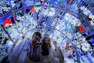 FEATURE - Thailand: Bunte Weihnachtsdekorationen in Bangkok
