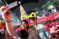 FEATURE - Thailand: Bunte Weihnachtsdekorationen in Bangkok