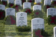 FEATURE - Weihnachtskränze auf dem Soldatenfriedhof in Arlington