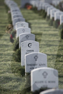 FEATURE - Weihnachtskränze auf dem Soldatenfriedhof in Arlington