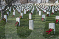 FEATURE - Weihnachtskränze auf dem Soldatenfriedhof in Arlington