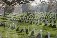 FEATURE - Weihnachtskränze auf dem Soldatenfriedhof in Arlington