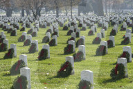 FEATURE - Weihnachtskränze auf dem Soldatenfriedhof in Arlington