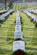 FEATURE - Weihnachtskränze auf dem Soldatenfriedhof in Arlington