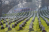 FEATURE - Weihnachtskränze auf dem Soldatenfriedhof in Arlington