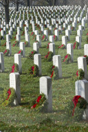 FEATURE - Weihnachtskränze auf dem Soldatenfriedhof in Arlington
