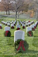 FEATURE - Weihnachtskränze auf dem Soldatenfriedhof in Arlington