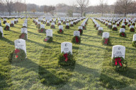 FEATURE - Weihnachtskränze auf dem Soldatenfriedhof in Arlington