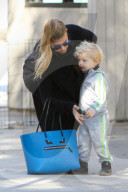 PEOPLE - Wie die Mutter, so der Sohn: Fergie mit ihrem Sohnemann Axl unterwegs