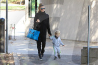 PEOPLE - Wie die Mutter, so der Sohn: Fergie mit ihrem Sohnemann Axl unterwegs