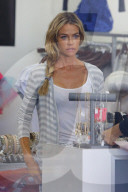 PEOPLE - Christmas Shopping: Denise Richards shoppt für ihre Kinder