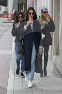 PEOPLE - Kendall Jenner und Hailey Baldwin machen Weihnachtseinkäufe mit gesunden Säften ausgerüstet