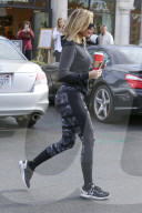 PEOPLE - Khloe Kardashian braucht Kaffee nach dem Sport