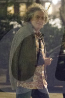 PEOPLE - James May zerzaust und trägt den Arm in der Schlinge