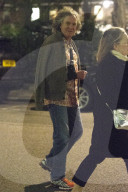 PEOPLE - James May zerzaust und trägt den Arm in der Schlinge