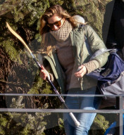 EXKLUSIV - Gisele Bundchen trŠgt den Hockeyknebel ihres Sohnes herum
