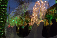 FEATURE - Üppige Weihnachtsdekoration in New York