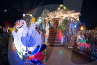 FEATURE - Üppige Weihnachtsdekoration in New York
