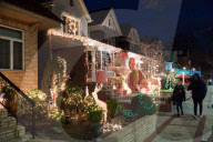 FEATURE - Üppige Weihnachtsdekoration in New York