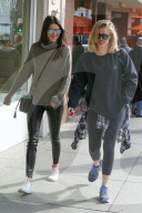 PEOPLE - Schwesternzeit: Kendall Jenner und Khloe Kardashian gehen frühstücken