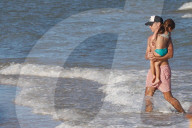 PEOPLE - Jessica Alba geniesst das Strandleben mit ihrer Familie in Brasilien