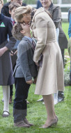 PEOPLE - Sophie und Edward mit den Kids am Pferderennen