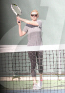 PEOPLE - Kirsten Dunst spielt Tennis gegen ihre Pfunde