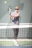 PEOPLE - Kirsten Dunst spielt Tennis gegen ihre Pfunde