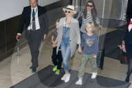 PEOPLE - Naomi Watts mit ihren Söhnen am Sydney Airport