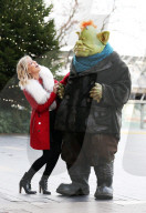 PEOPLE - Denise Van Outen schlendert mit "Fungus the Bogeyman" durch London