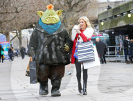 PEOPLE - Denise Van Outen schlendert mit "Fungus the Bogeyman" durch London