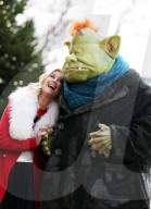 PEOPLE - Denise Van Outen schlendert mit "Fungus the Bogeyman" durch London
