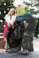 PEOPLE - Denise Van Outen schlendert mit "Fungus the Bogeyman" durch London