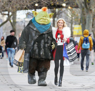 PEOPLE - Denise Van Outen schlendert mit "Fungus the Bogeyman" durch London