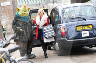 PEOPLE - Denise Van Outen schlendert mit "Fungus the Bogeyman" durch London