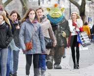 PEOPLE - Denise Van Outen schlendert mit "Fungus the Bogeyman" durch London