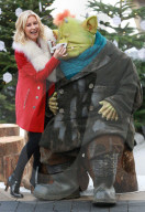PEOPLE - Denise Van Outen schlendert mit "Fungus the Bogeyman" durch London