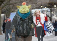 PEOPLE - Denise Van Outen schlendert mit "Fungus the Bogeyman" durch London