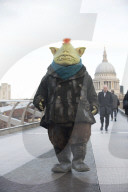 PEOPLE - Denise Van Outen schlendert mit "Fungus the Bogeyman" durch London