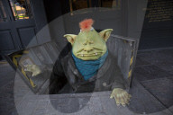 PEOPLE - Denise Van Outen schlendert mit "Fungus the Bogeyman" durch London