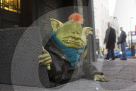 PEOPLE - Denise Van Outen schlendert mit "Fungus the Bogeyman" durch London