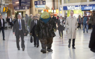 PEOPLE - Denise Van Outen schlendert mit "Fungus the Bogeyman" durch London