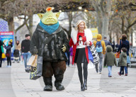 PEOPLE - Denise Van Outen schlendert mit "Fungus the Bogeyman" durch London